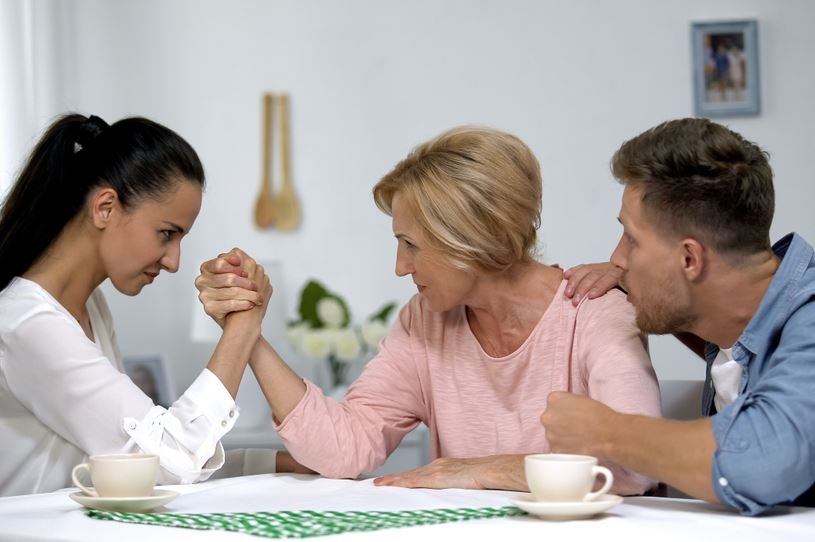 10 Signs Your Mother in Law Doesn’t Like You